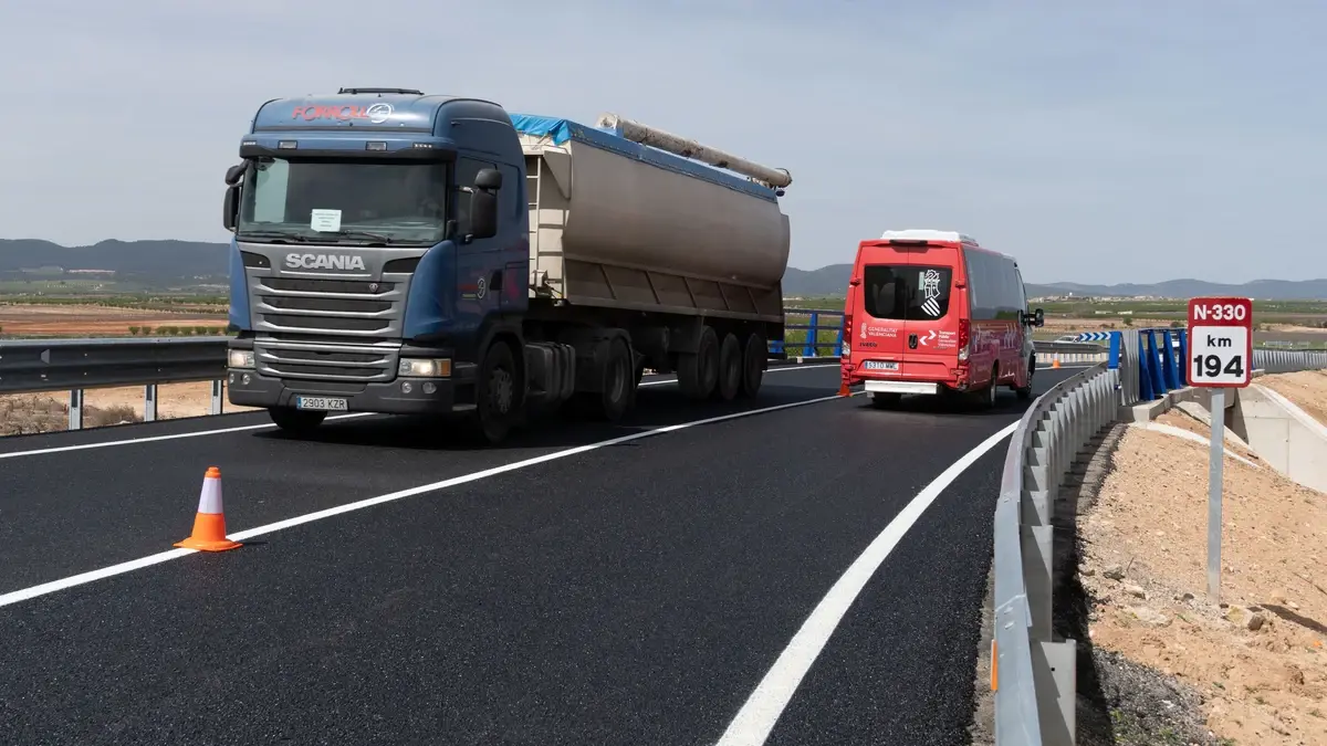 Utiel y Requena se quedan sin luz por un accidente de un camión en Albacete