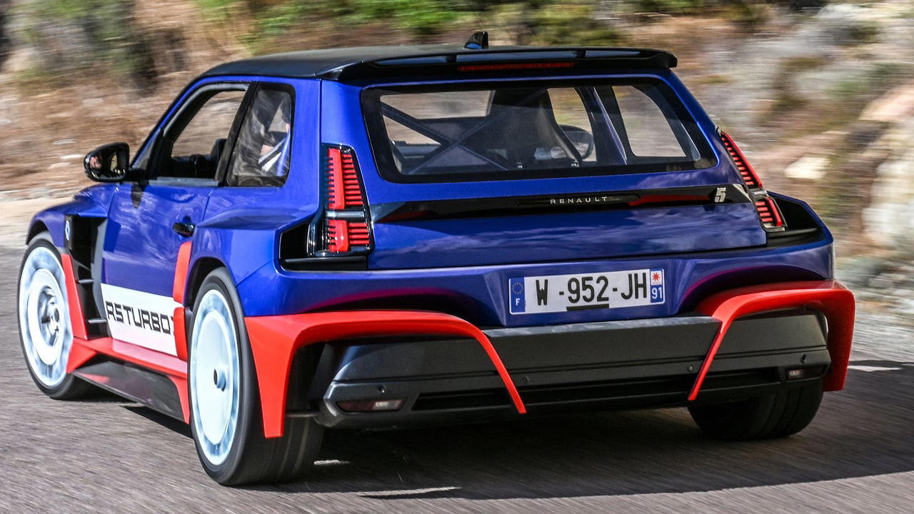 Renault, Ferrari, El Renault 5 Turbo 3E aparece sin camuflaje y al lado de un Ferrari cerca de Nürburgring