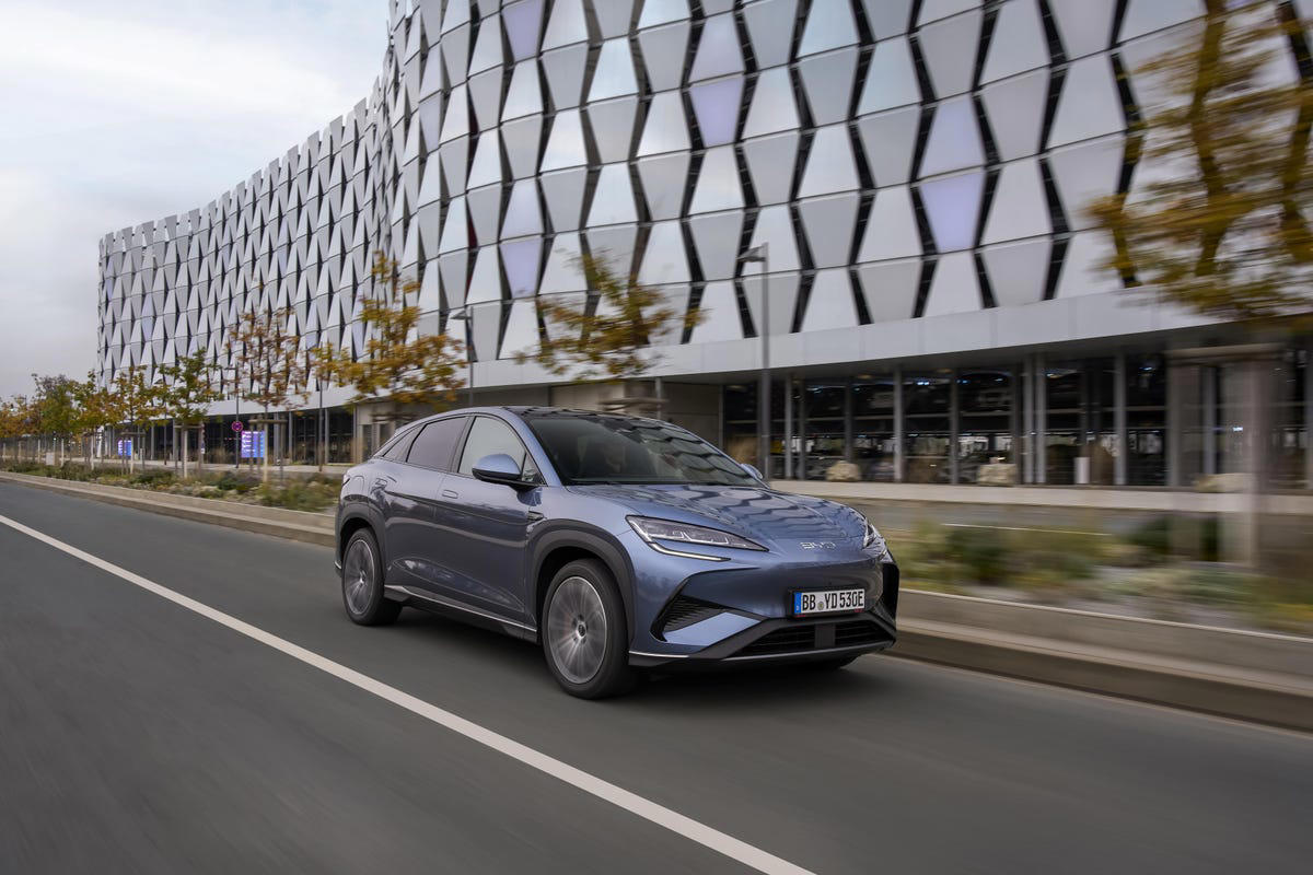 Pep Guardiola conducirá en Barcelona este BYD 100% eléctrico valorado en más de 50.000 euros