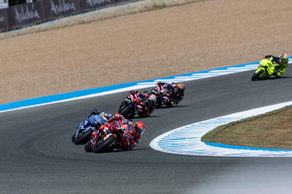 Un jefazo de Aprilia critica a la FIM tras la polémica de Marc Márquez y Ducati en Jerez: "Deben..."
