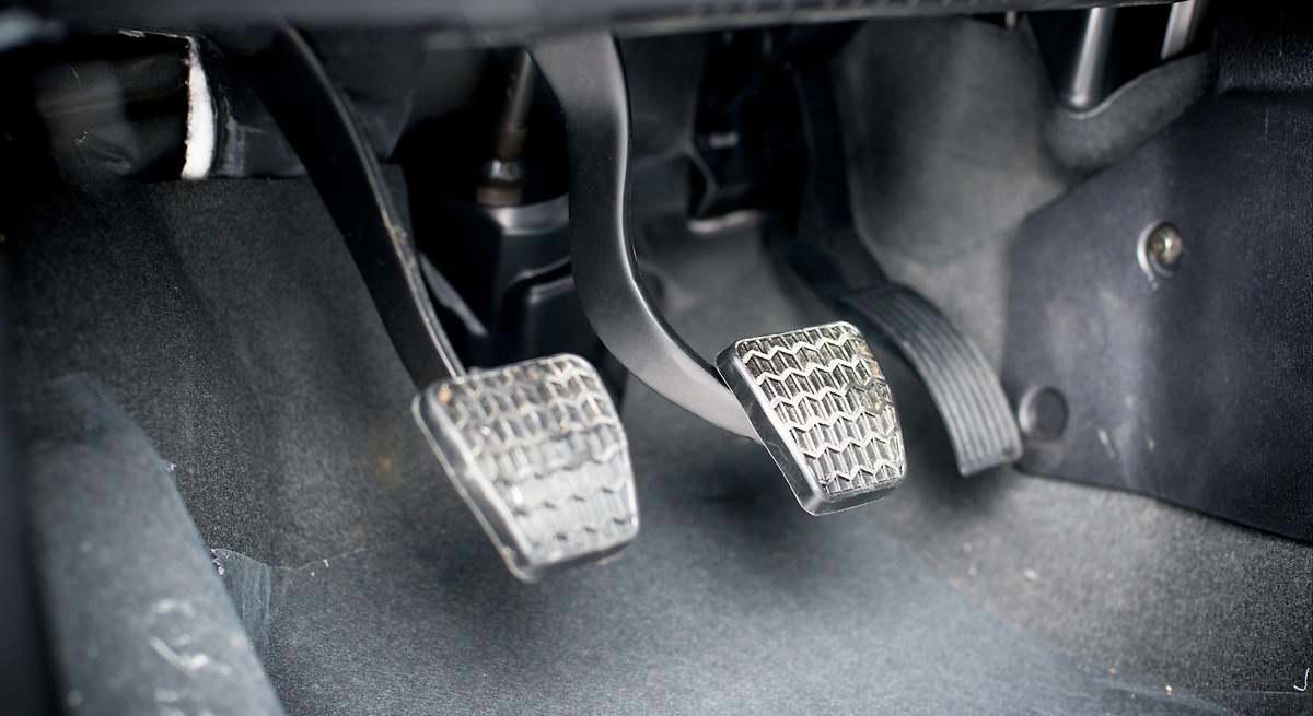 Arrancar el coche sin pisar el embrague: experto en motor demuestra cómo hacerlo por si el sistema falla