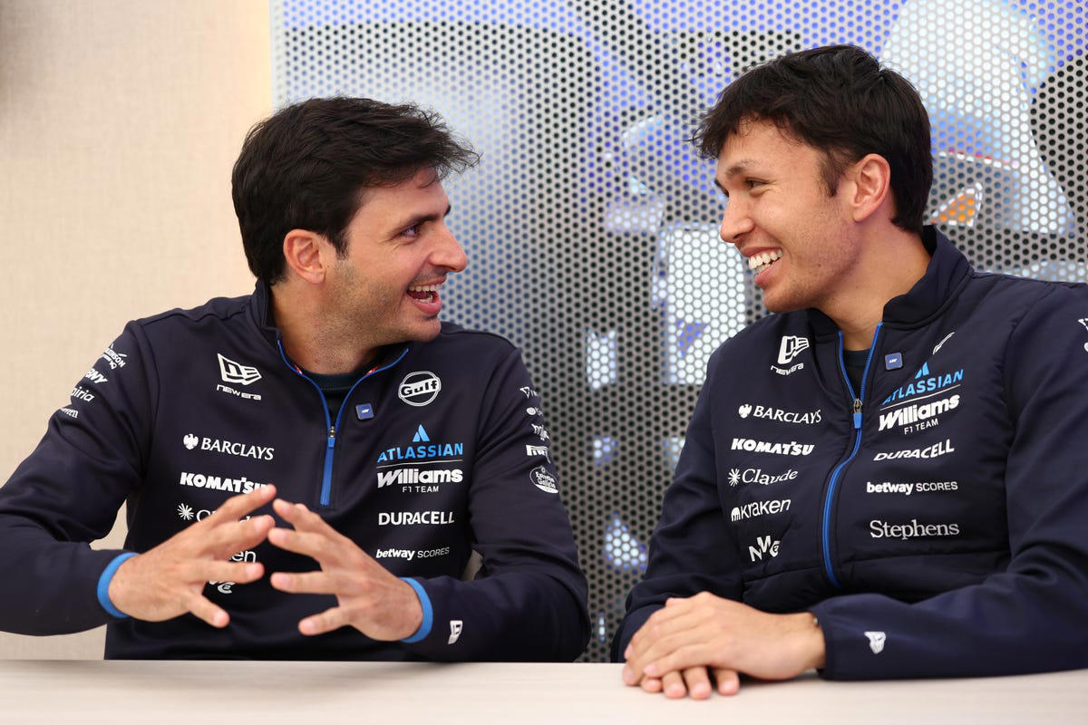 Alex Albon se rinde ante Carlos Sainz por su trabajo en Williams F1 y el FW48: "No tenemos egos"