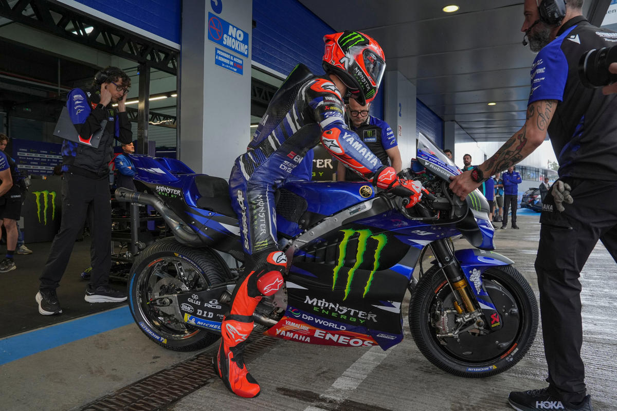 Yamaha da marcha atrás