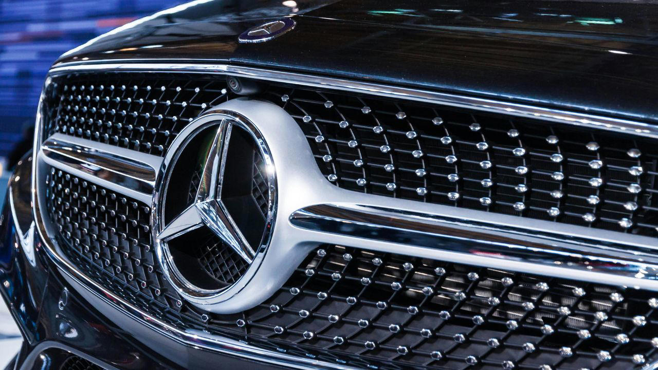 Mercedes-Benz, Mercedes-Benz changes course on EV strategy, defying industry trends