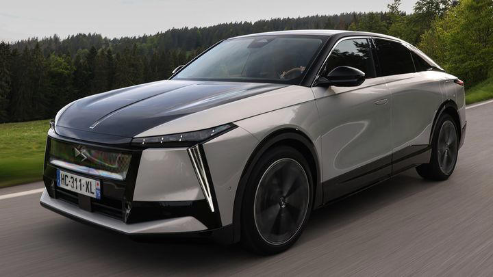 Mientras todos miran a BYD y Tesla, este lujoso eléctrico difícil de definir con 550 km de autonomía empieza a colarse en otra liga