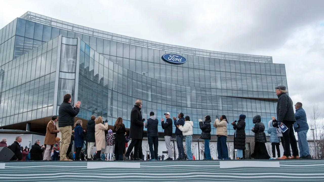 Ford, Ford Motor Company approaches comeback of a popular car-truck hybrid