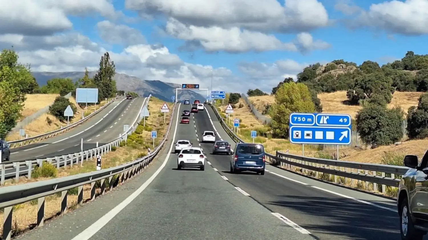 Oficial | Comienza la operación del 1 de mayo y la DGT recuerda la obligación de usar la baliza V16 en caso de tener una incidencia en carretera