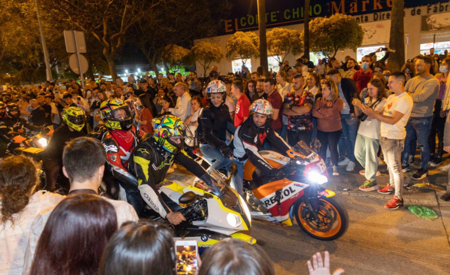 El gesto inesperado que ha encendido las redes en pleno fin de semana de motos