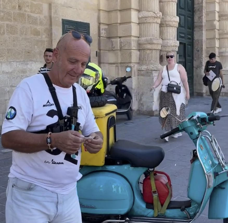 Carlos, el jubilado de 66 años que lleva recorriendo Europa en Vespa desde 2023: “Es ahora o nunca”