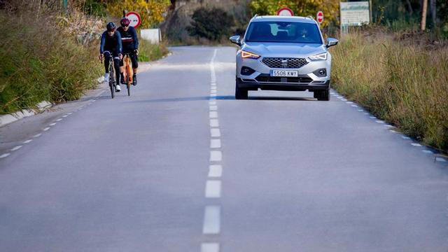 El BOE lo hace oficial: cambios para los ciclistas en los arcenes de las carreteras tras la nueva ordenanza vial