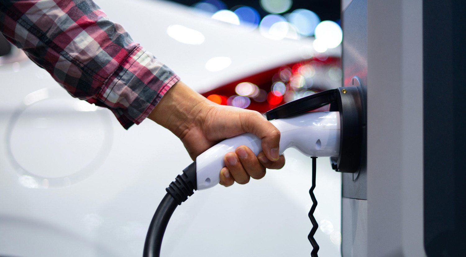 Cargar el coche eléctrico puede salir mucho más barato: esta IA elige automáticamente las horas más económicas
