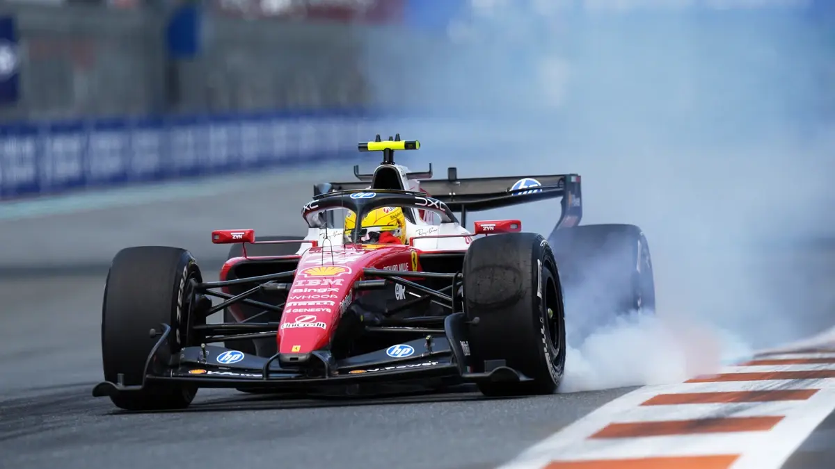 Hamilton explota ante un nuevo problema en Ferrari: “No sirve de nada”