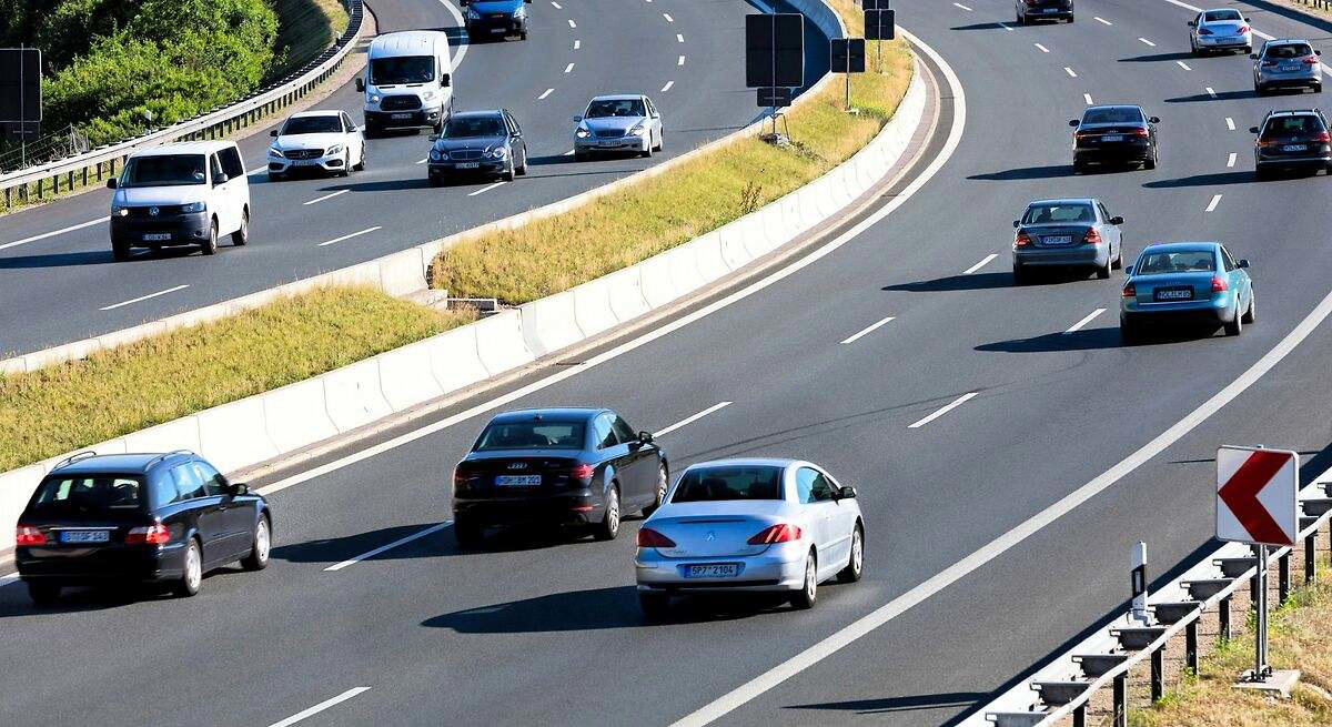 La regla de los 20 segundos en carretera: el truco alemán para saber cuándo volver al carril derecho tras adelantar