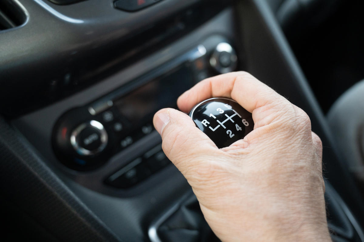 Qué significa la letra D en coches con transmisión manual, qué indica y por qué genera tanta confusión