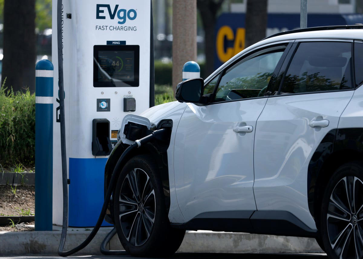 $4.55 gas still isn’t convincing America to buy EVs