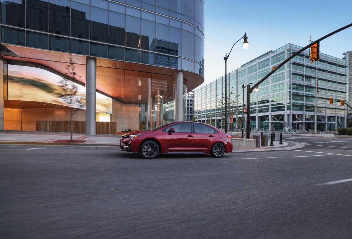 High gas prices push Americans toward hybrids, not EVs