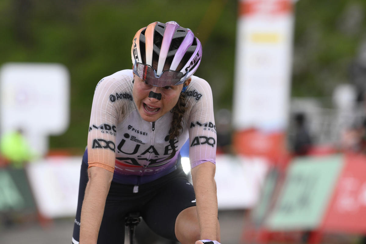La 'tormenta' Blasi brilla y luchará por La Vuelta en El Angliru