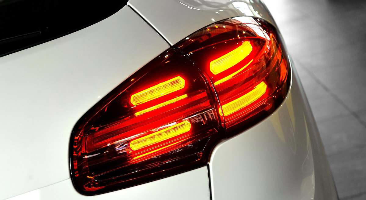 Entrará en vigor en julio: la Unión Europea da un giro radical y cambia las luces de freno de los coches para siempre