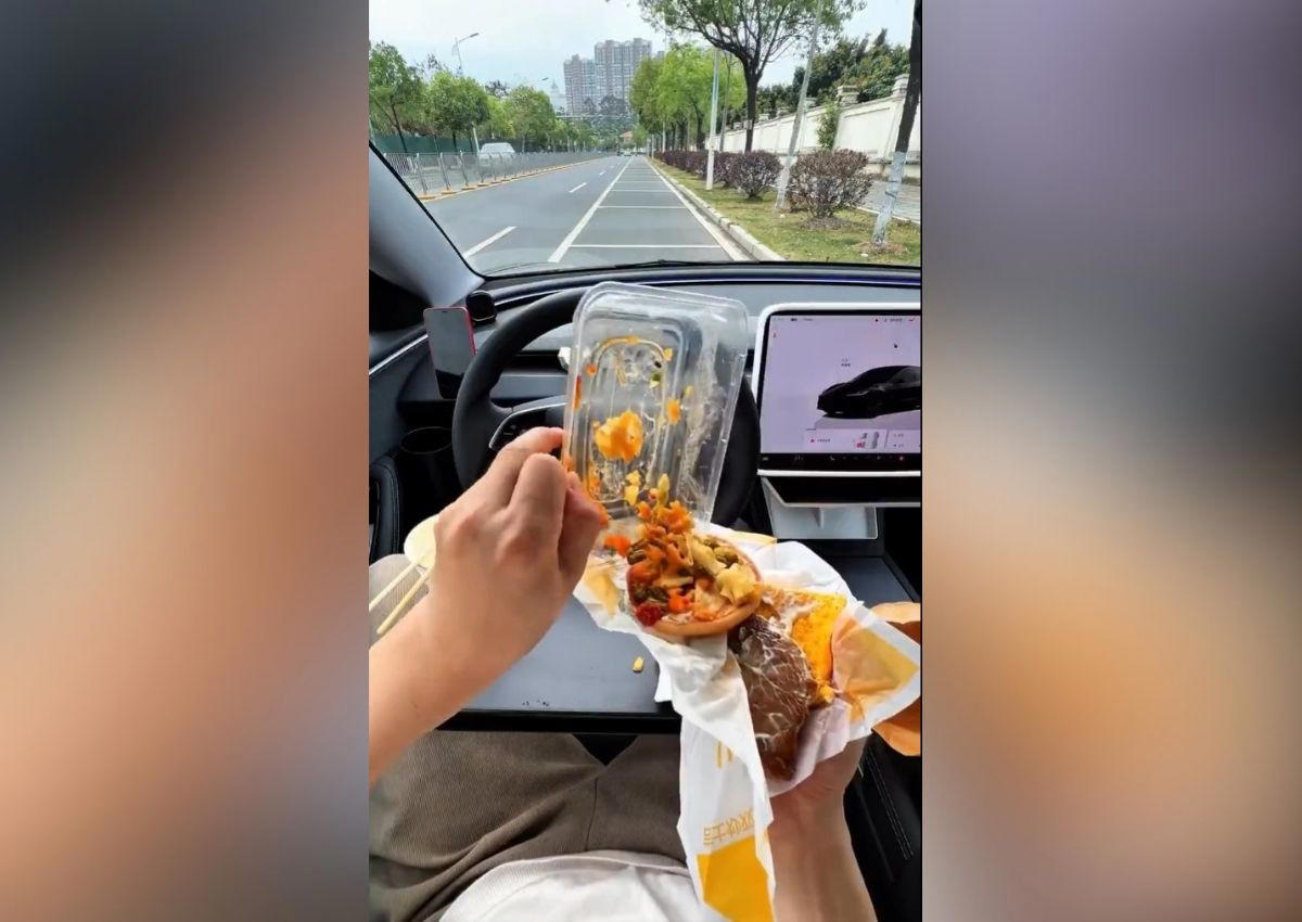 Conducir, parar a comer una hamburguesa en plena carretera y continuar la marcha: este es el accesorio que todo el mundo quiere