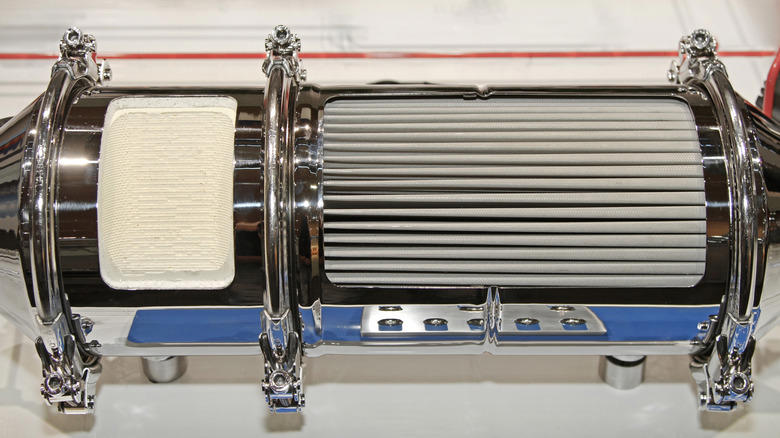 How much platinum is inside a car's catalytic converter?