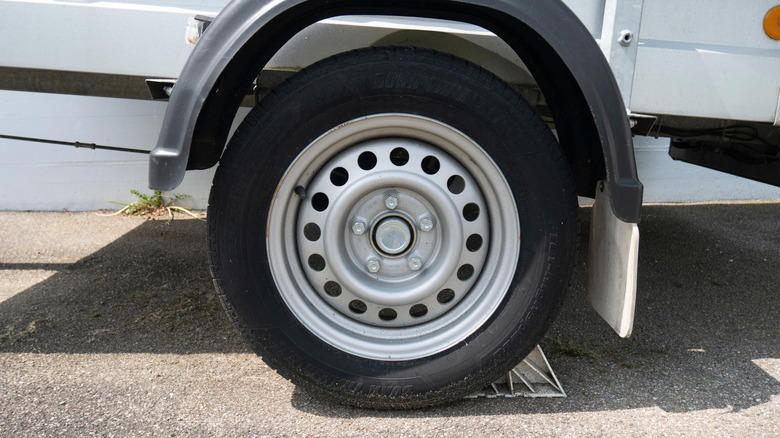 The differences between trailer tires and regular passenger car tires