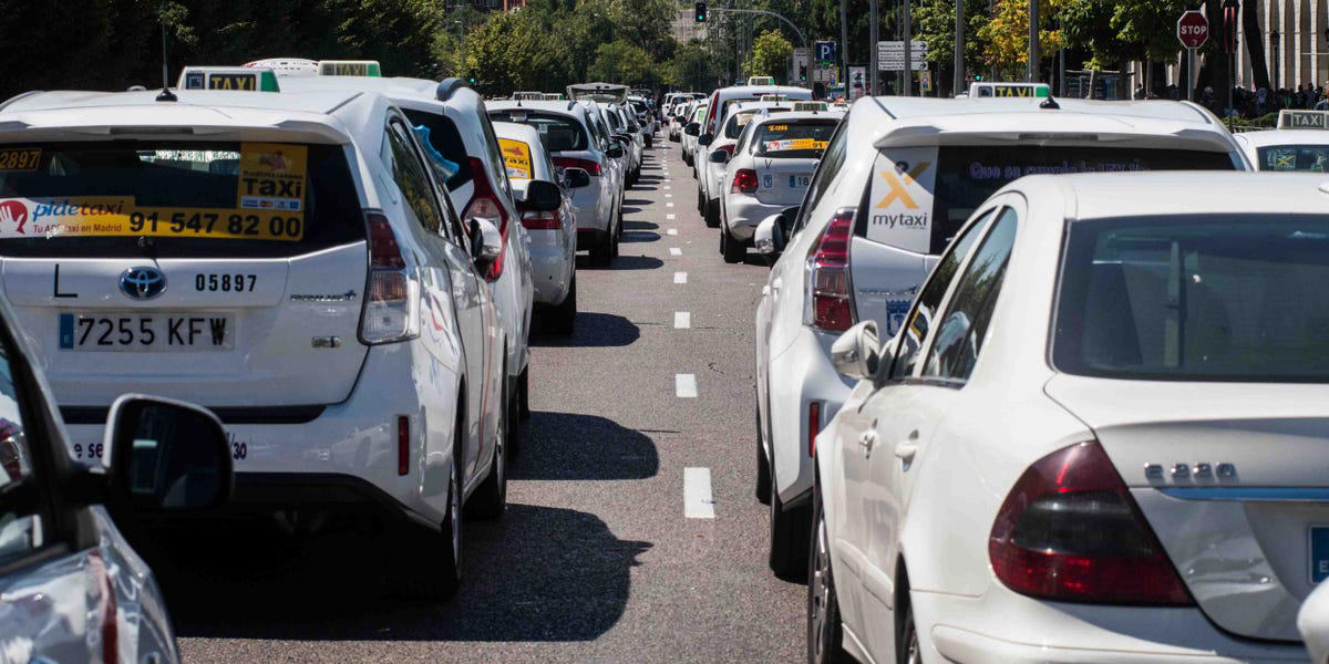 Este taxi circulaba con las ruedas así: ha ocurrido en Barcelona y los Mossos lo han inmovilizado