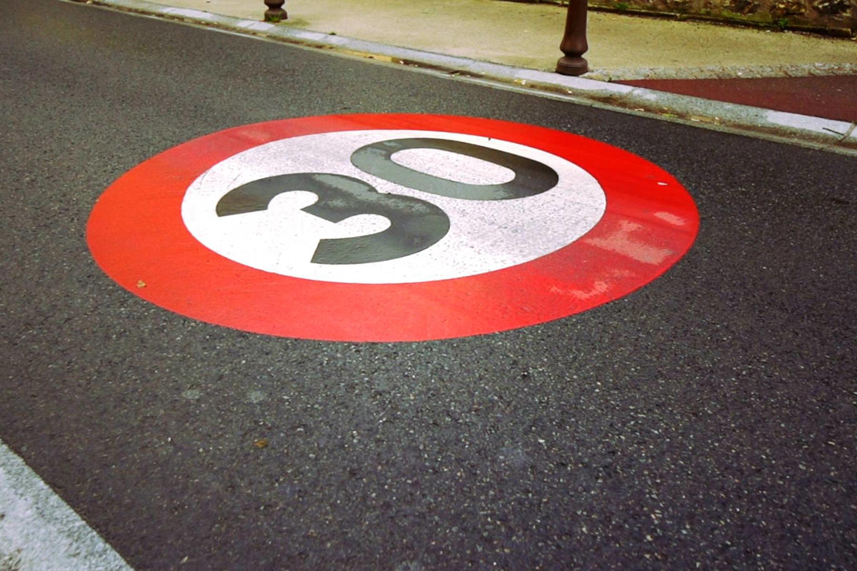Cinco años a 30 km/h: la DGT celebra una medida que ha salvado decenas de vidas en las ciudades españolas