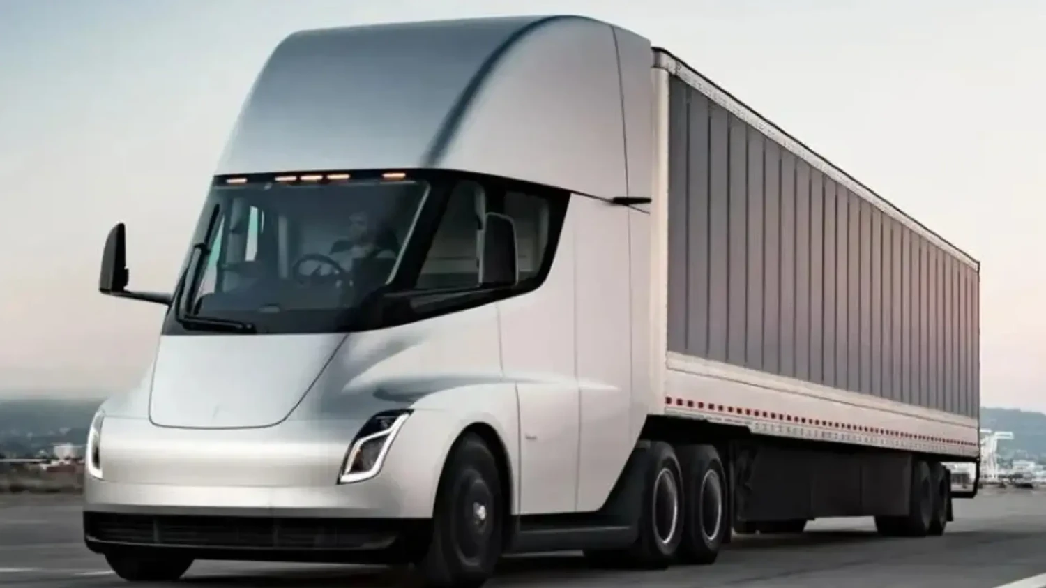 Tesla, A Tesla se le escapa la capacidad de la batería de su camión eléctrico: el Semi tendrá 10 veces la de un Model 3