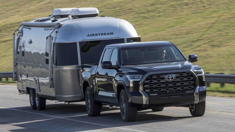 Which Toyota model can tow up to 10,000 pounds?