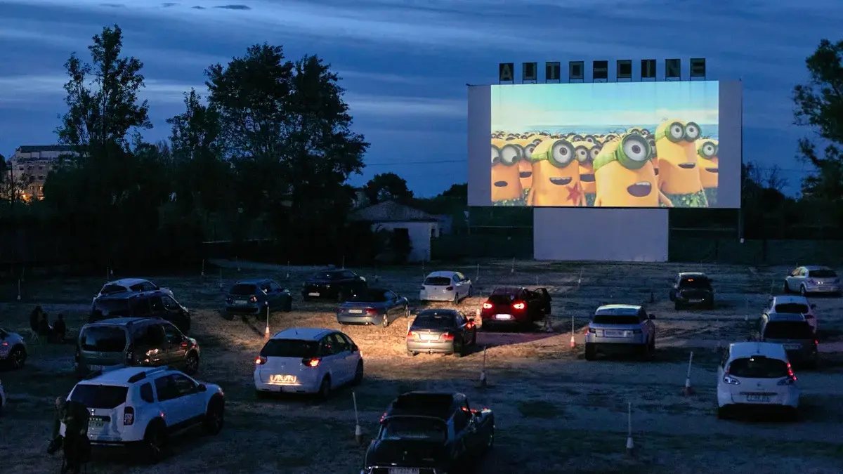Citroën, Los coches chinos del futuro proyectarán películas desde los faros: así funciona la nueva tecnología que convierte el vehículo en un cine portátil