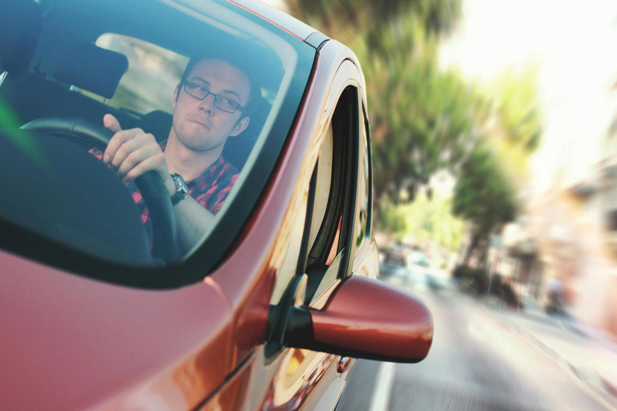 La DGT lo confirma: si vas marcha atrás con el coche, te pueden multar salvo en estas situaciones