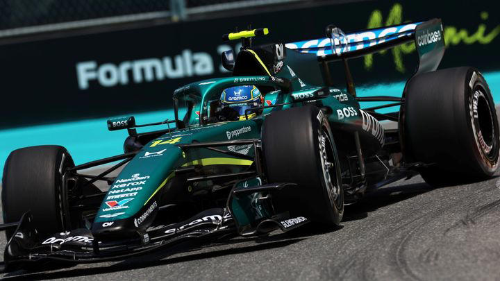 Alonso ya pelea con el Cadillac de Pérez: "No hemos rodado mucho en grupo, así que aprovechamos estos momentos"