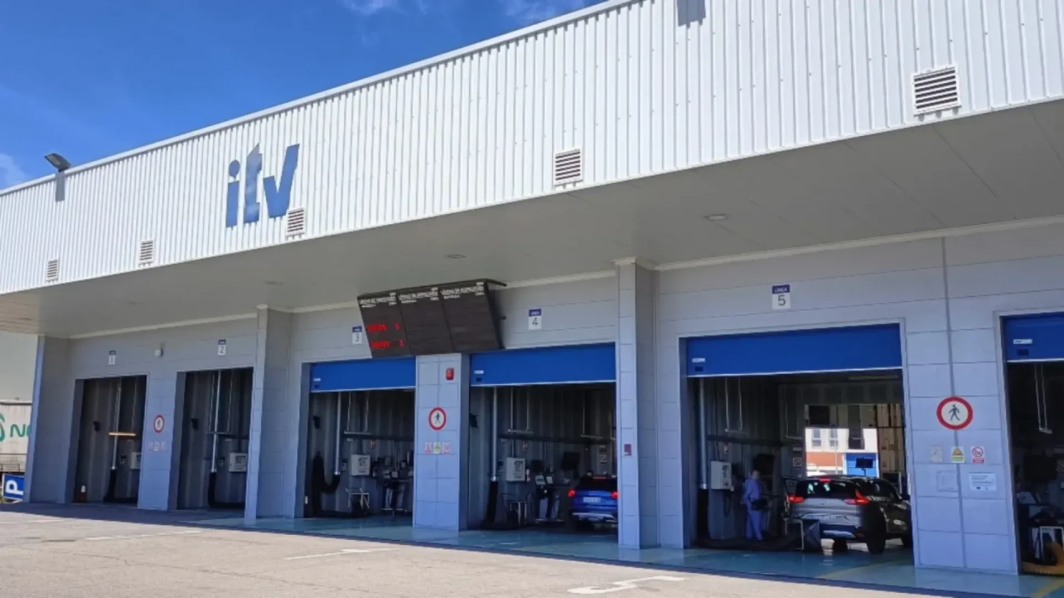 La Guardia Civil multa por no llevar la señal V-19 en el parabrisas: sanción de 80 a 100 euros