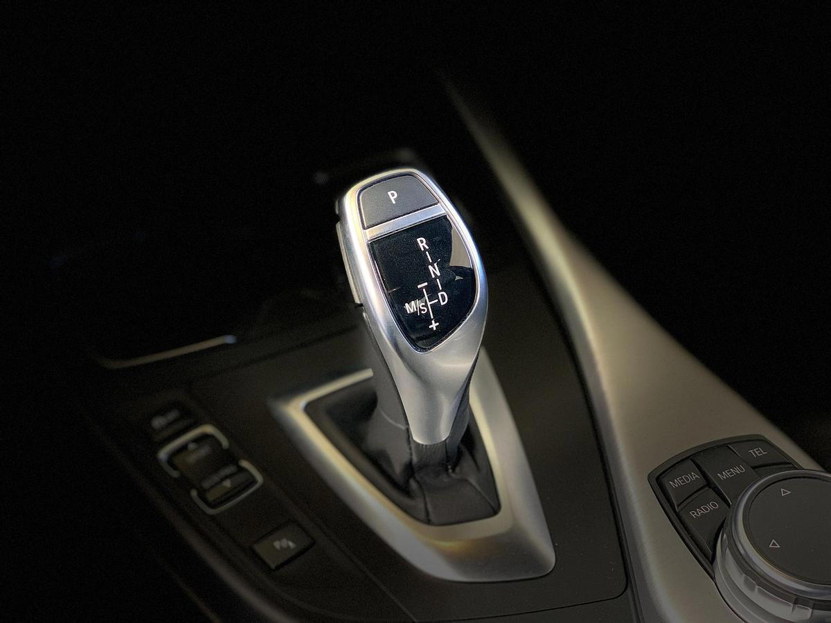 6 diferencias entre conducir un coche eléctrico y uno de combustión
