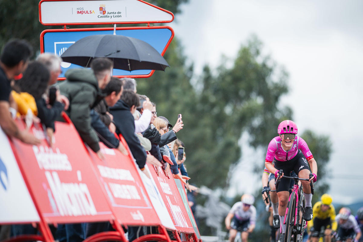 Rüegg sorprende a Kopecky y es la primera líder de La Vuelta Femenina
