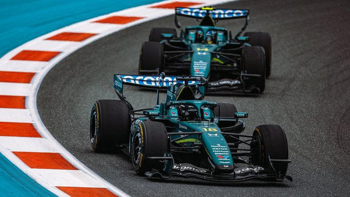 Alonso se divierte a costa de Checo Pérez, pero ahora es la caja de cambios del Aston Martin la que no da tregua