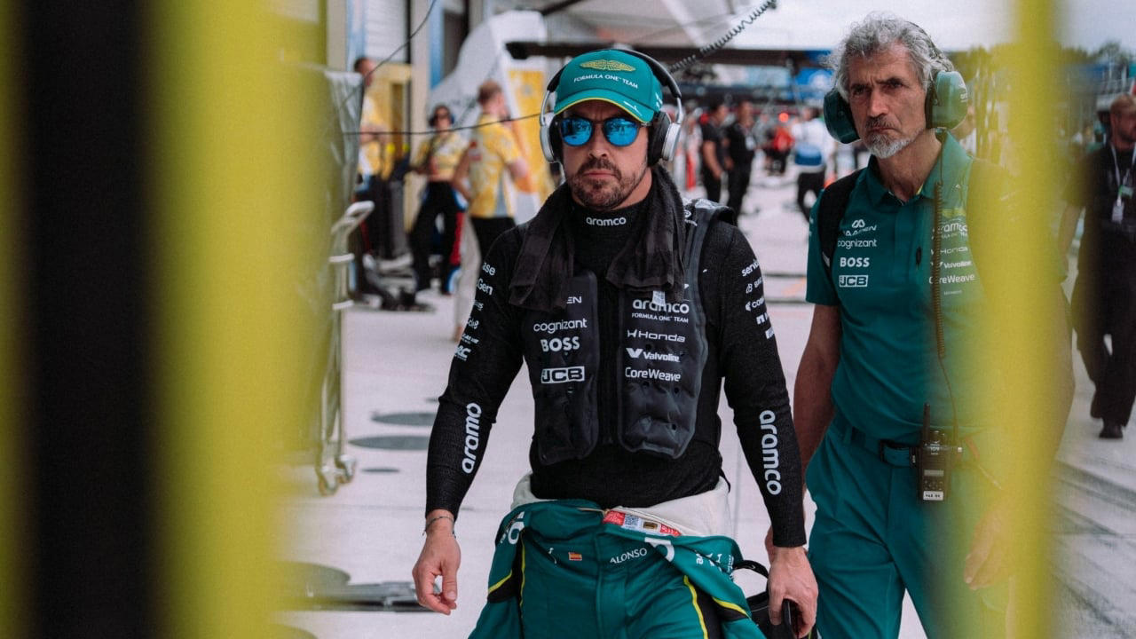 Alonso se divierte a costa de Checo Pérez, pero ahora es la caja de cambios del Aston Martin la que no da tregua