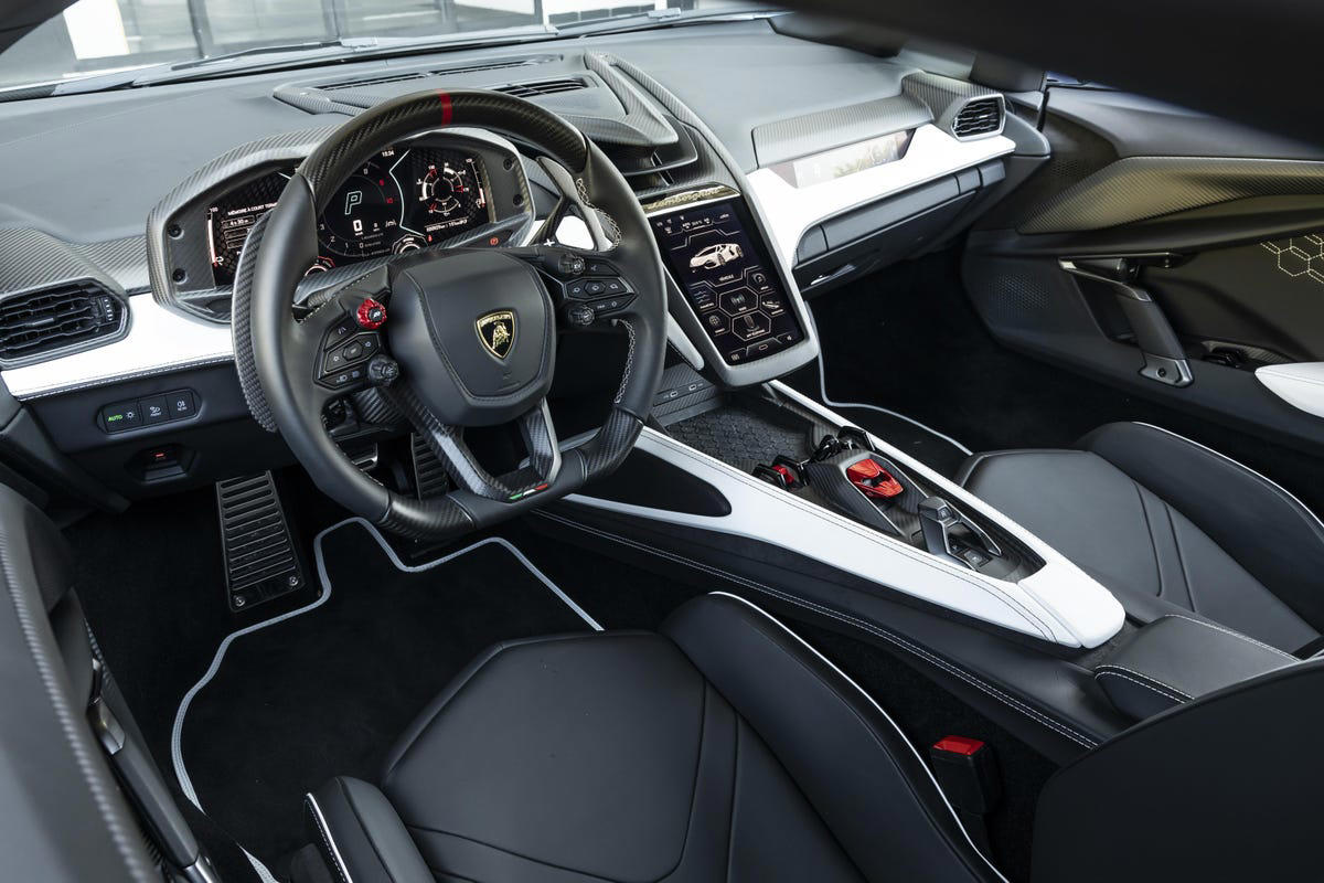 Karim Benzema presume de coche nuevo en Instagram, un supercar de 1.015 CV que ronda los 600.000 €