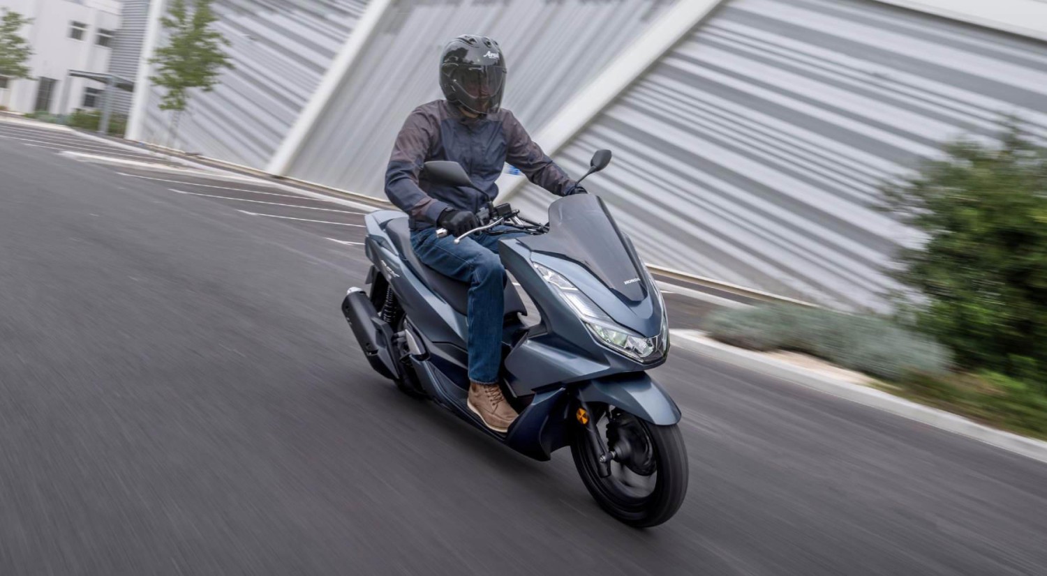 Las ventas de las motos se disparan en abril, pero el liderato es solo cosa de dos