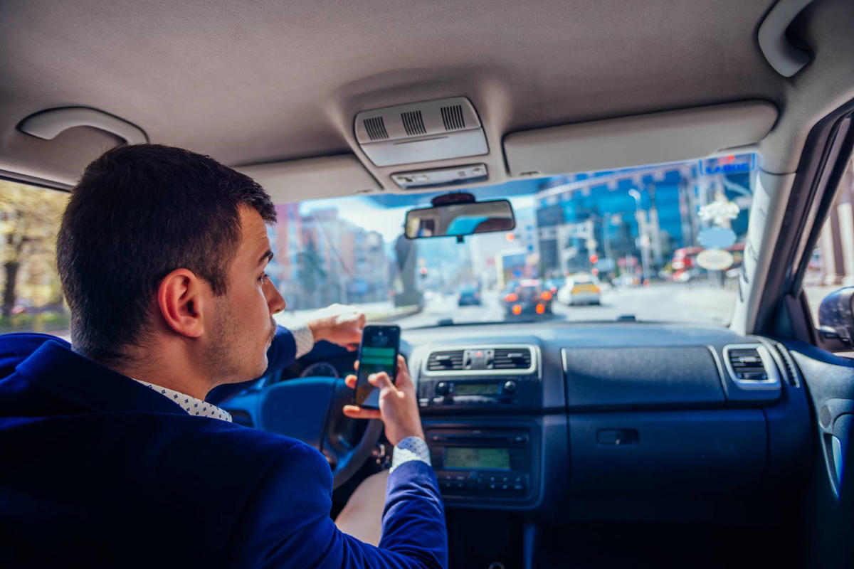 Las multas de la DGT por usar el móvil en el coche: ¿también sanciona en los semáforos y los atascos?
