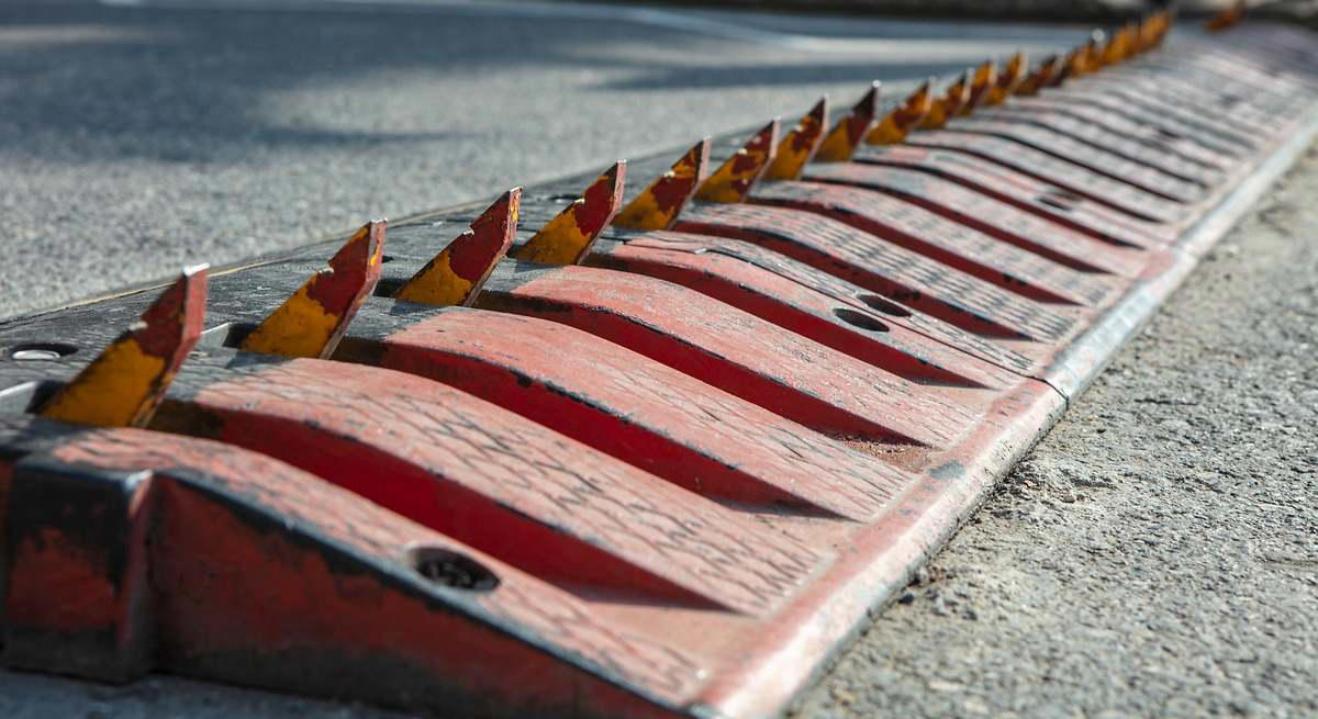 Instala pinchos en la salida de su parking: la drástica medida para que los conductores respeten las señales