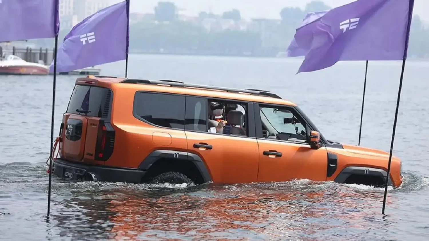 BYD, La guerra por el control del mar sigue abierta: si BYD hizo que su SUV surcara el agua, ahora Chery lo hace navegar por un lago
