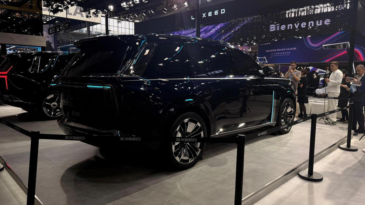 ¿Por qué los coches en China tienen luces azules?