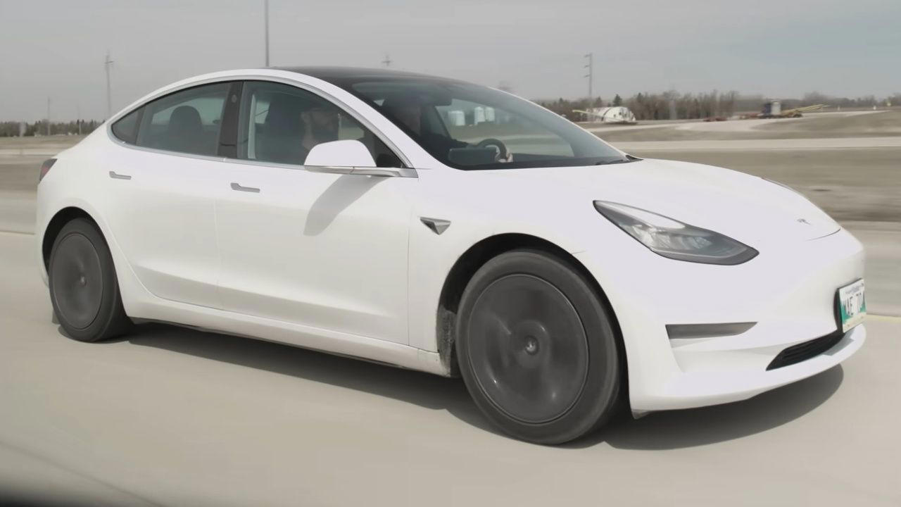 Desmontan un Tesla Model 3 en el desguace: varios recambios cuestan la mitad que en un Volkswagen Golf