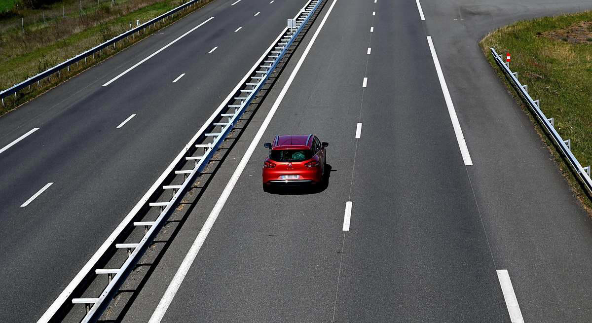 La DGT pone cifra al ahorro de combustible y desvela cuál es la velocidad a la que el coche consume menos gasolina