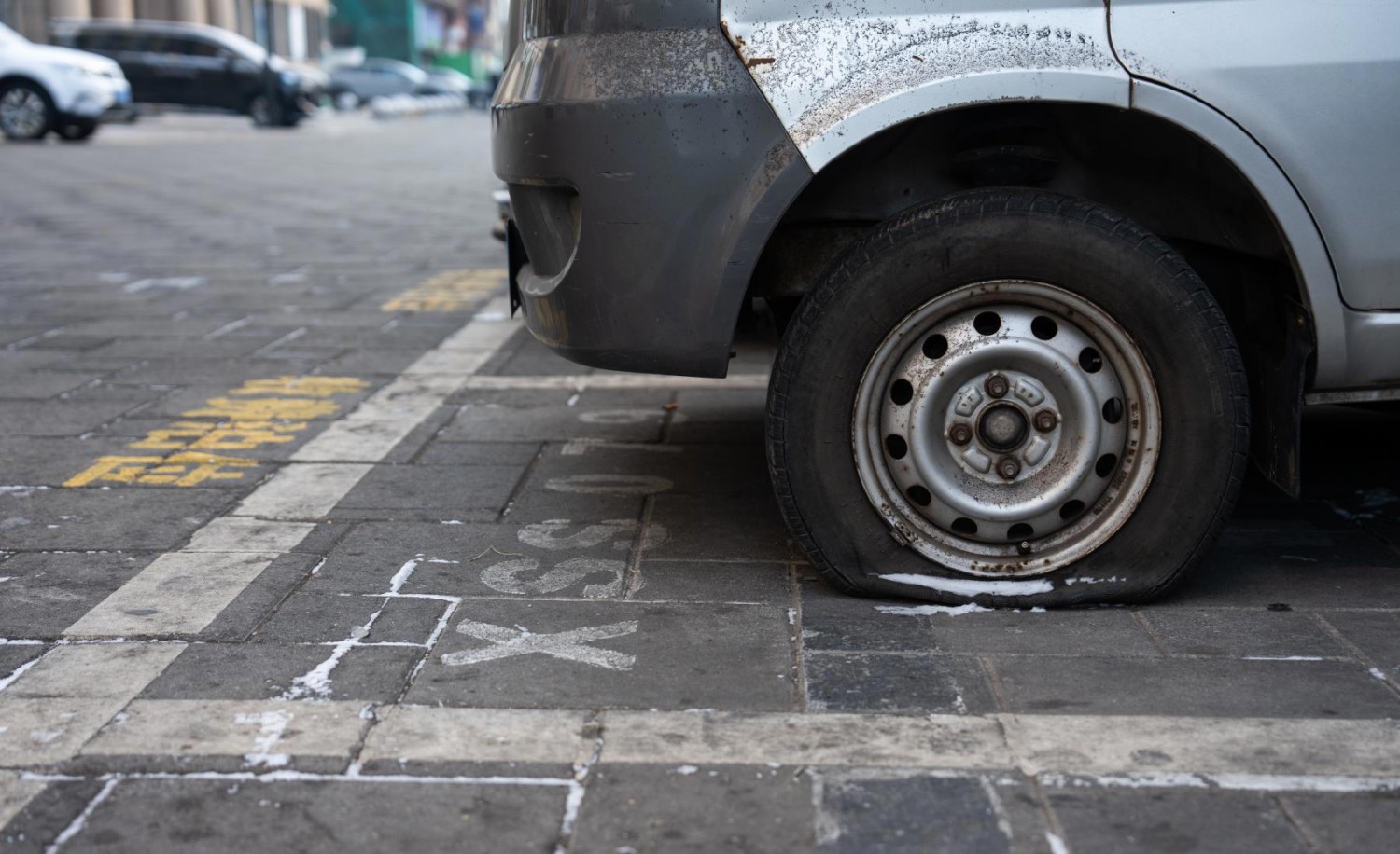 Un coche olvidado en plena calle destapa una pregunta que muchos conductores evitan