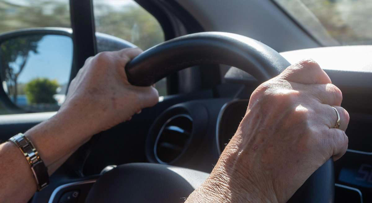 Los especialistas coinciden: el error más común al volante es sujetarlo con una sola mano o por la parte superior