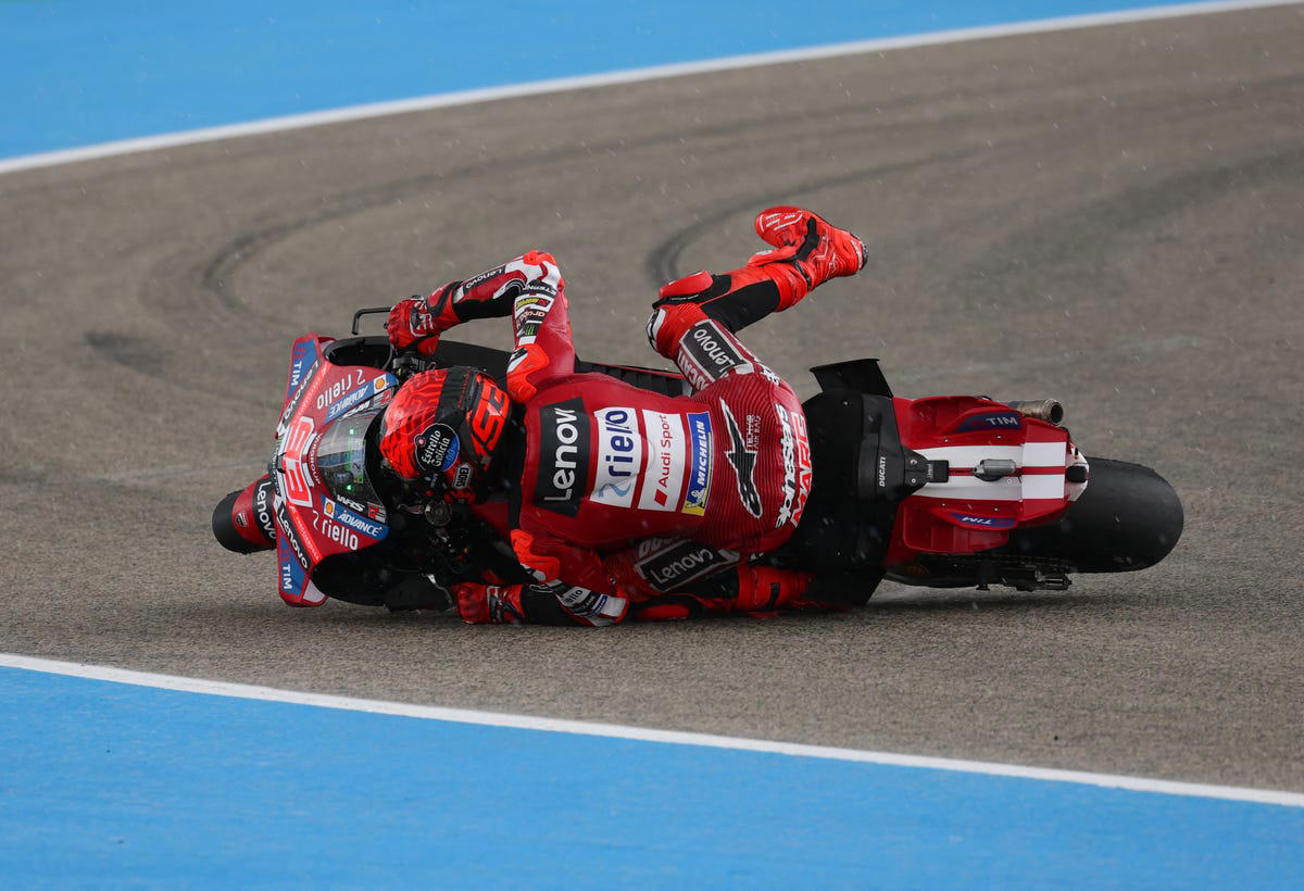 Marc Márquez, roto al hablar sobre Ducati y sus problemas para ganar a Aprilia: "No puedo pilotar"