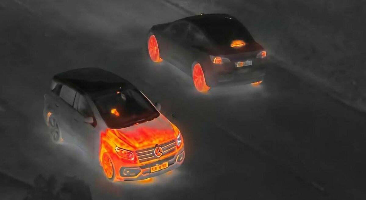 Una cámara térmica pone en evidencia la gran diferencia entre un coche eléctrico y uno de combustión