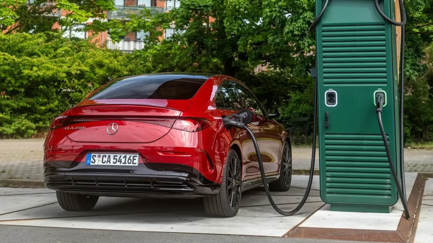 Si el coche eléctrico es la solución, avanza muy lentamente y por eso estos fabricantes están volviendo a los motores de combustión